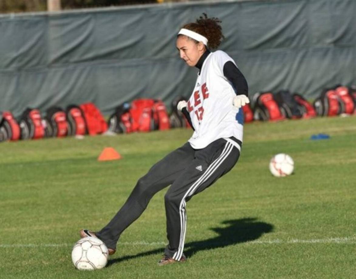 Juega como volante izquierda y en ocasiones se desempeña como delantera.