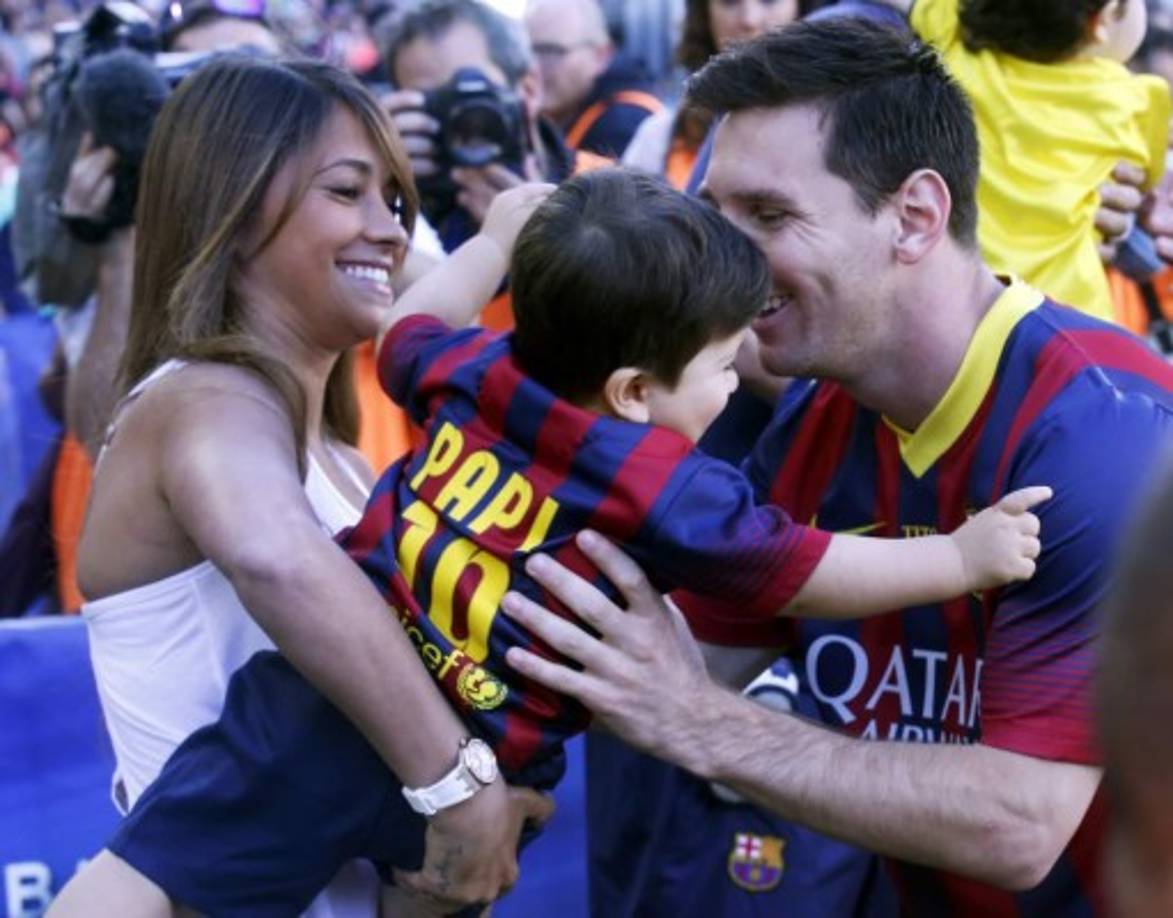 Juntos en el Camp Nou del Barcelona con su hijo Thiago, en 2014. Antonella confesó que el fútbol le aburre, pero es incondicional con su marido.