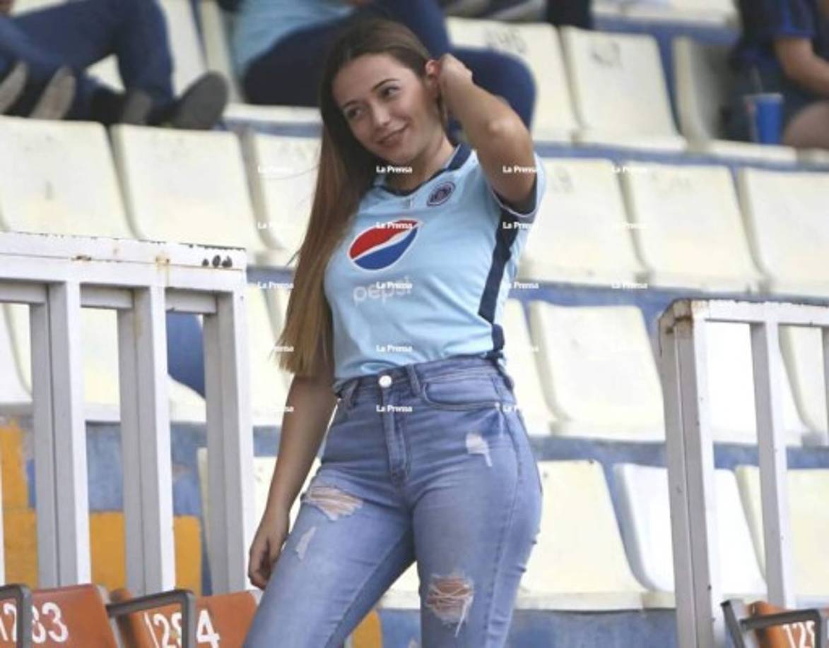 La belleza de la mujer hondureña no podía faltar y esta chica robó miradas en las graderías.