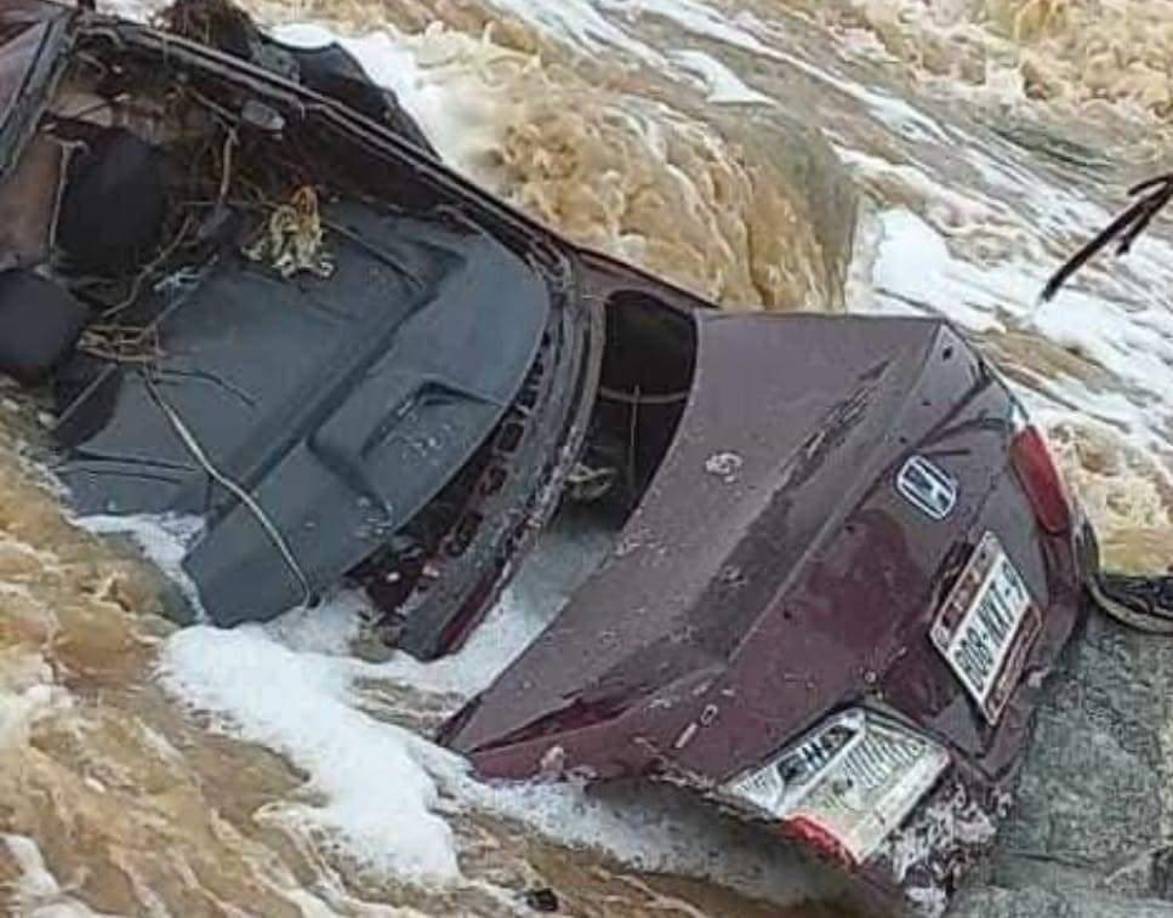 El vehículo estaba estancado bajo el lodo y al inspeccionar, los equipos de emergencia se percataron de que la conductora no estaba en su interior. 