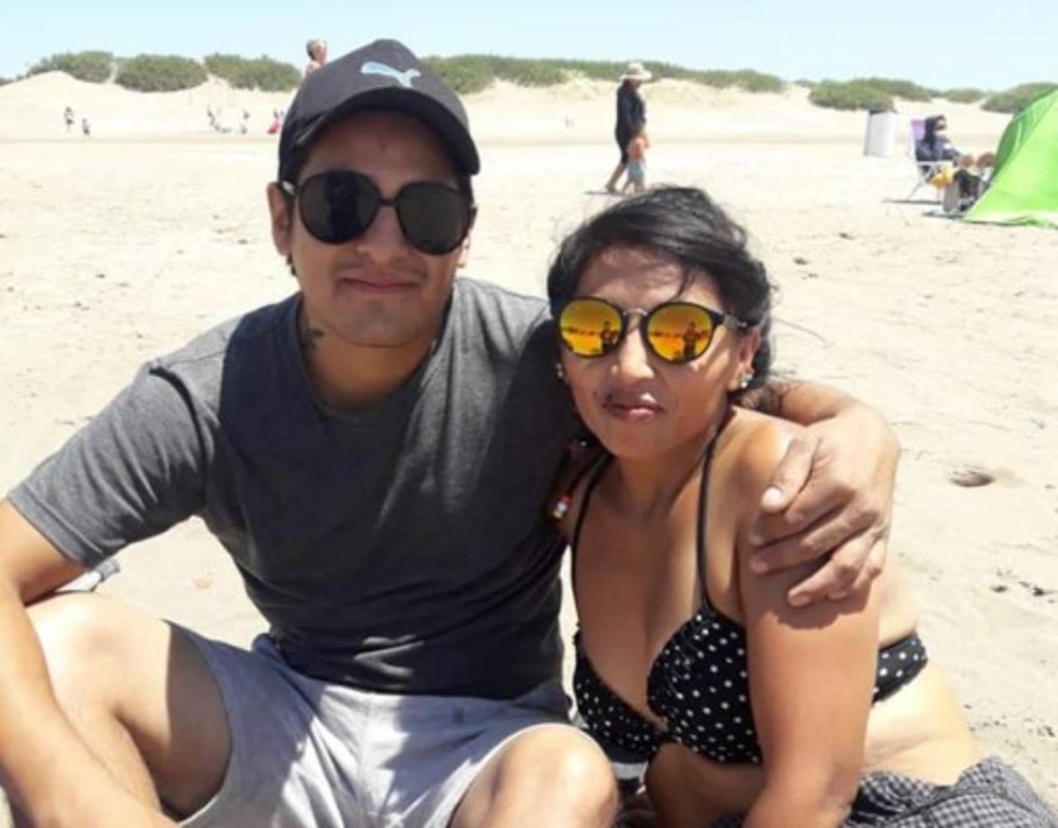 “Se volvió loca, agarró una botella de sidra y la partió contra la cabeza de la otra mujer. Luego, cuando mi hermano quiso escaparse tirándose por la ventana, ella le agarró el brazo y le cortó las venas con la misma botella”, detalló el hermano de la víctima a medios locales.