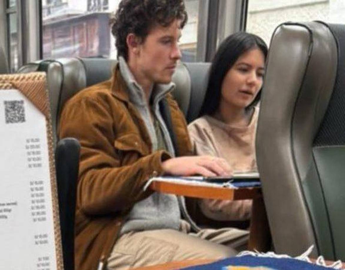 Las imágenes y videos de la pareja dentro del avión, aeropuerto, en el tren a Cusco, caminando y compartiendo un beso en el histórico sitio se viralizaron rápidamente, confirmando la relación para muchos de sus seguidores.