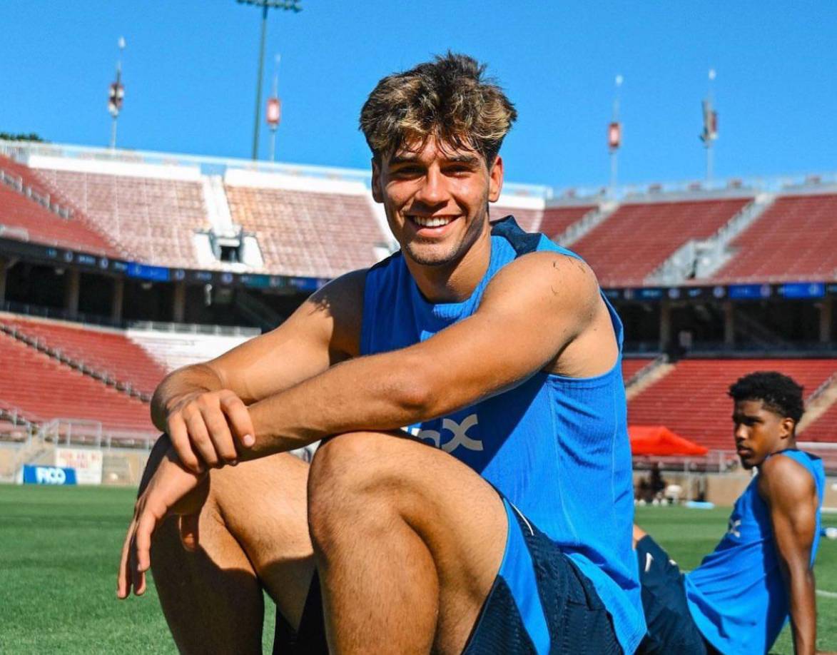 Maresca lo quiere en su equipo: “La idea con Marc Guiu y todos los jugadores jóvenes es echar un vistazo y decidir si cedemos. De momento Marc se va a quedar y no va a ningún lado”.