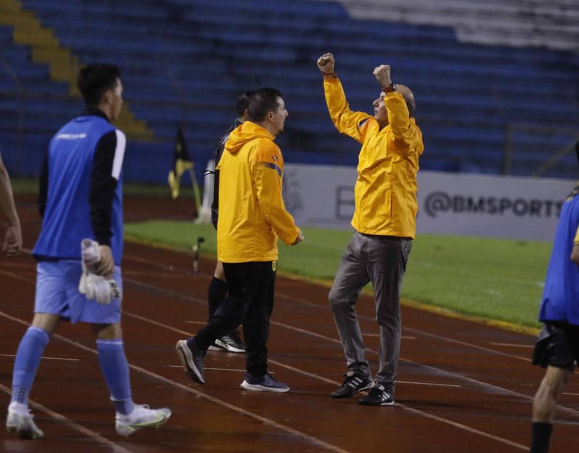 El entrenador del Real España, Miguel Falero, festejando el triunfo contra el Vida.