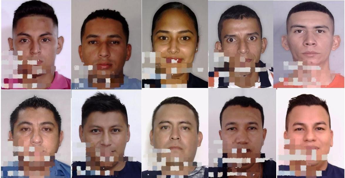 Diez agentes de la policía capturados.