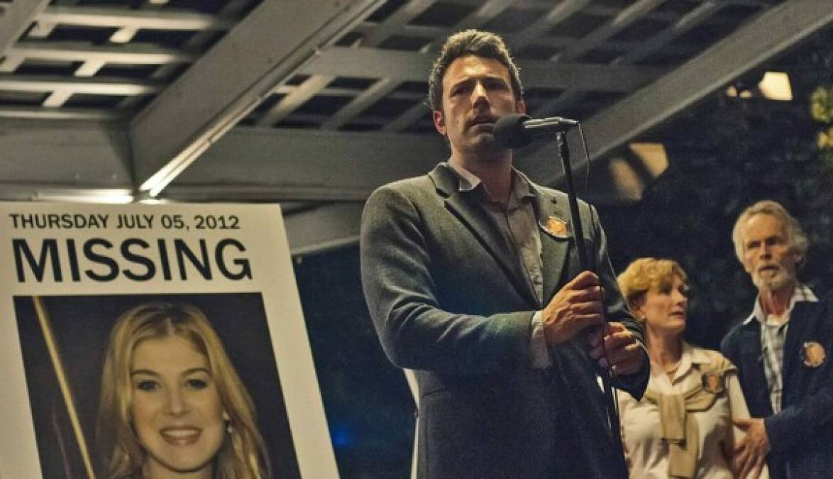 Gone Girl (Perdida) El día de su quinto aniversario de boda, Nick Dunne (Ben Affleck) informa que su esposa Amy (Rosamund Pike) ha desaparecido misteriosamente. Pero pronto la presión policial y mediática hace que el retrato de felicidad doméstica que ofrece Nick empiece a tambalearse. Además, su extraña conducta lo convierte en sospechoso, y todo el mundo comienza a preguntase si Nick mató a su esposa... Adaptación del best-seller 'Perdida', de Gillian Flynn.