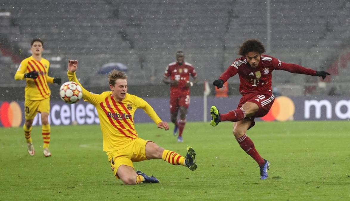 El tremendo zurdazo de Leroy Sané para hacer un golazo y el 2-0 del Bayern. Frenkie de Jong no pudo bloquear el disparo.