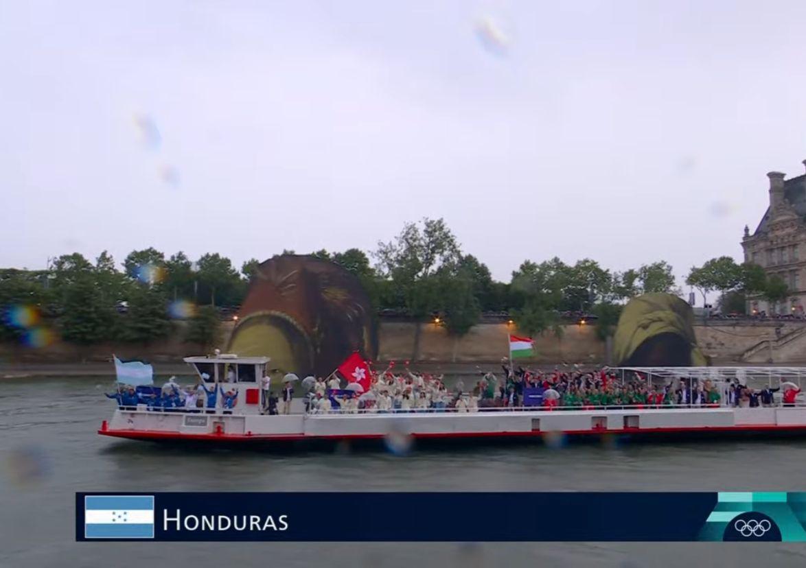 Honduras junto a Hungría en el desfile de las naciones en la inauguración de los Juegos Olímpicos.