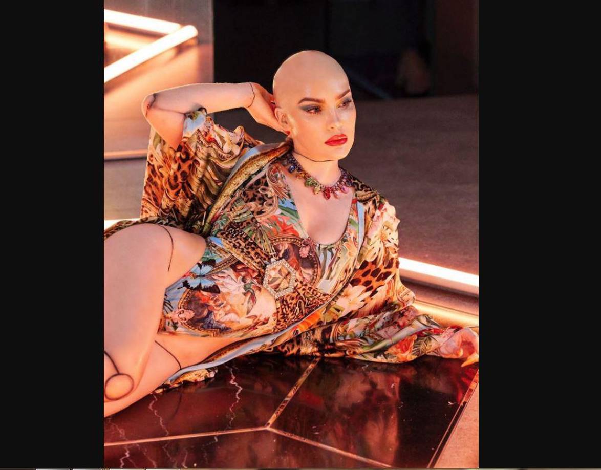 Belinda sorprendió en Instagram al compartir varias fotos en las que aparece muy maquillada y rapada, luciendo como un maniquí, al principio sus fans pensaron que se trataba de un nuevo “look”, sin embargo, la rubia aclaró la situación. 