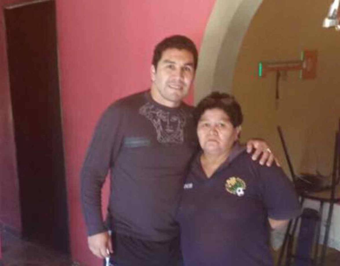 Su madre ha estado en los terribles momentos del exgoleador paraguayo. 