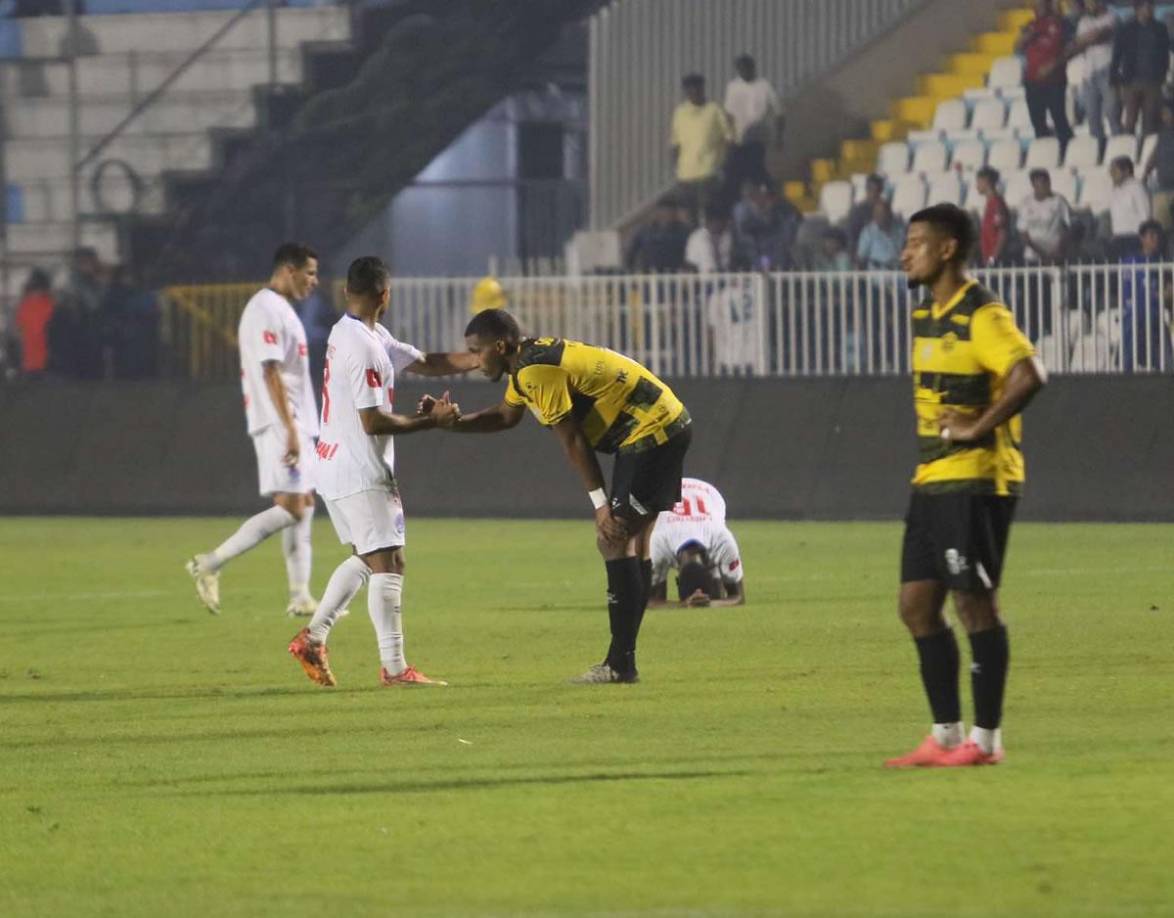 El saludo de jugadores de Olimpia y Real España tras el final del partido.