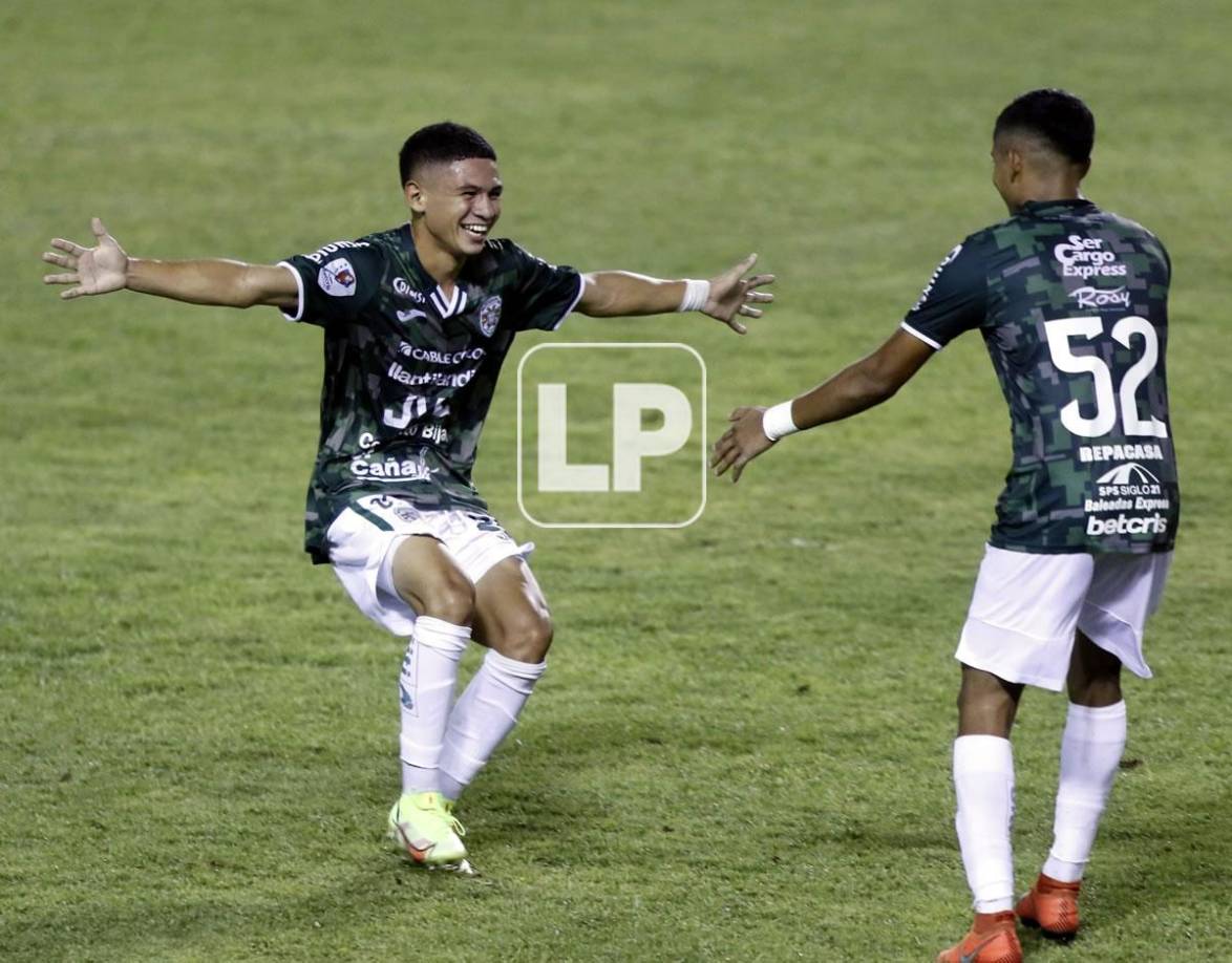 Odín Ramos celebró´su gol con otro juvenil, José Aguilera.