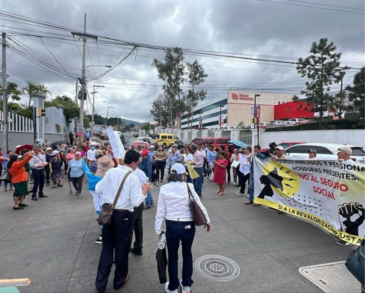 ¿Por qué los maestros jubilados rechazan ser atendidos en el Seguro Social?