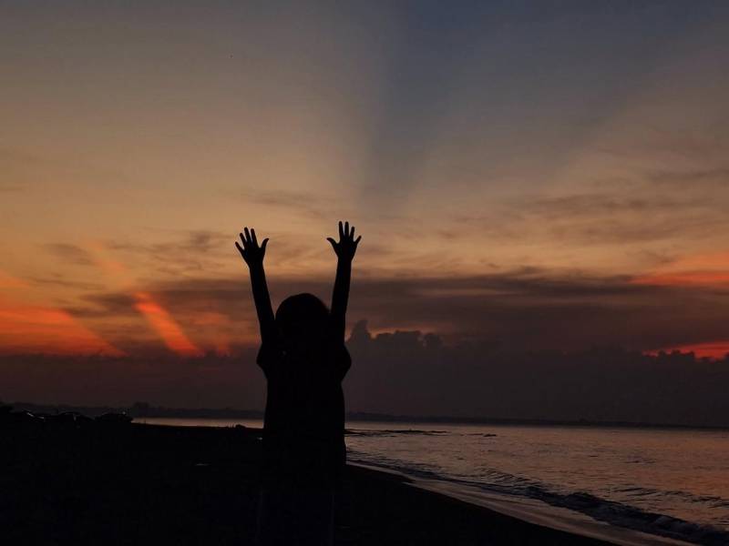 La magia de sus atardeceres es incomparable. Cuando el sol desciende y pinta de naranja y púrpura el horizonte, la bahía de Omoa se convierte en un lienzo natural que atrae tanto a turistas como a locales, quienes disfrutan este momento único frente al mar. Aquí desde la playa de Masca.