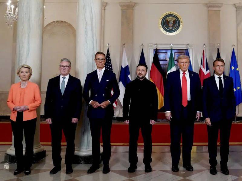 Trump posa junto a Zelensky, la presidenta de la Comisión Europea, Ursula von der Leyen, los presidentes de Francia y Finlandia, Emmanuel Macron y Alexander Stubb y los primeros ministros de Reino Unido e Italia, Keir Starmer y Giorgia Meloni.