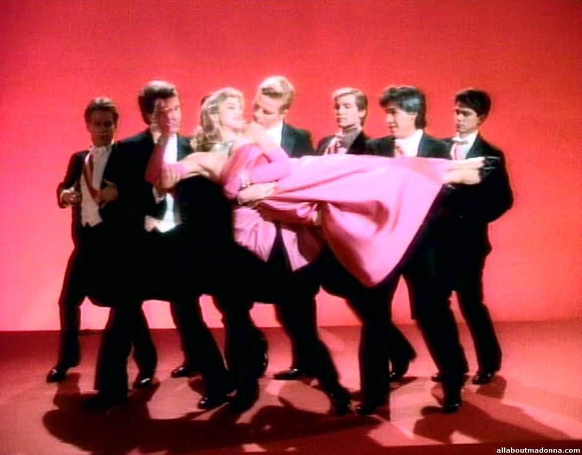 A ‘Like a Virgin’ le sucedería una colección imparable de éxitos, entre ellos ‘Material Girl’, ‘La isla bonita’, ‘Like a Prayer’... y la cantante, asidua de los premios de la MTV, también empezaría a ser habitual en las pantallas del cine -‘Buscando a Susan desesperadamente’, ’Dick Tracy’, Evita...-Todo ello bajo un signo distintivo que se convertiría en su sello personal: la libertad creativa y la capacidad de generar debates y reflexiones a su paso, sin apearse del trono del pop, en el que permanece inamovible desde hace décadas.