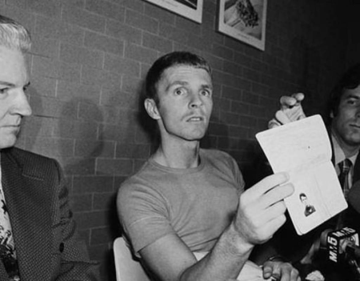 Billy Hayes, un estudiante estadounidense detenido en 1970 por tráfico de drogas en Turquía, logró escapar de una prisión en una isla. Hayes se las ingenió para fugarse de su celda y nadó hasta un puerto donde robó un bote. Luego regresó a EUA.