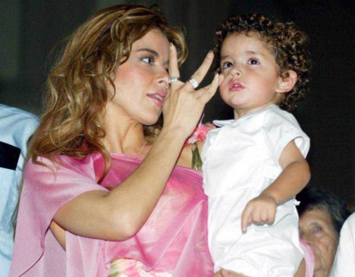 Durante ese cautiverio en Brasil, la cantante anunció que estaba embarazada y el 18 de febrero de 2002 dio a luz a un hijo, al que llamó Ángel Gabriel.<br/><br/>La cantante también tuvo una niña, Ana Dalay, que nació en 1999 en Brasil y falleció al poco tiempo.