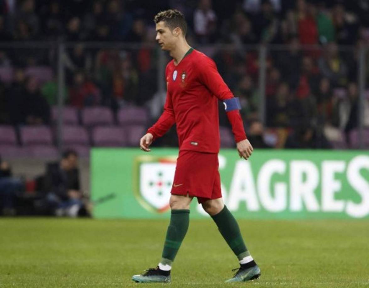 SUI01. GINEBRA (SUIZA), 26/03/2018.- El portugués Cristiano Ronaldo reacciona tras el tercer gol de Holanda durante el partido amistoso internacional que enfrenta a las selecciones de Portugal y Holanda hoy, lunes 26 de marzo de 2018, en Ginebra (Suiza). EFE/SALVATORE DI NOLFI