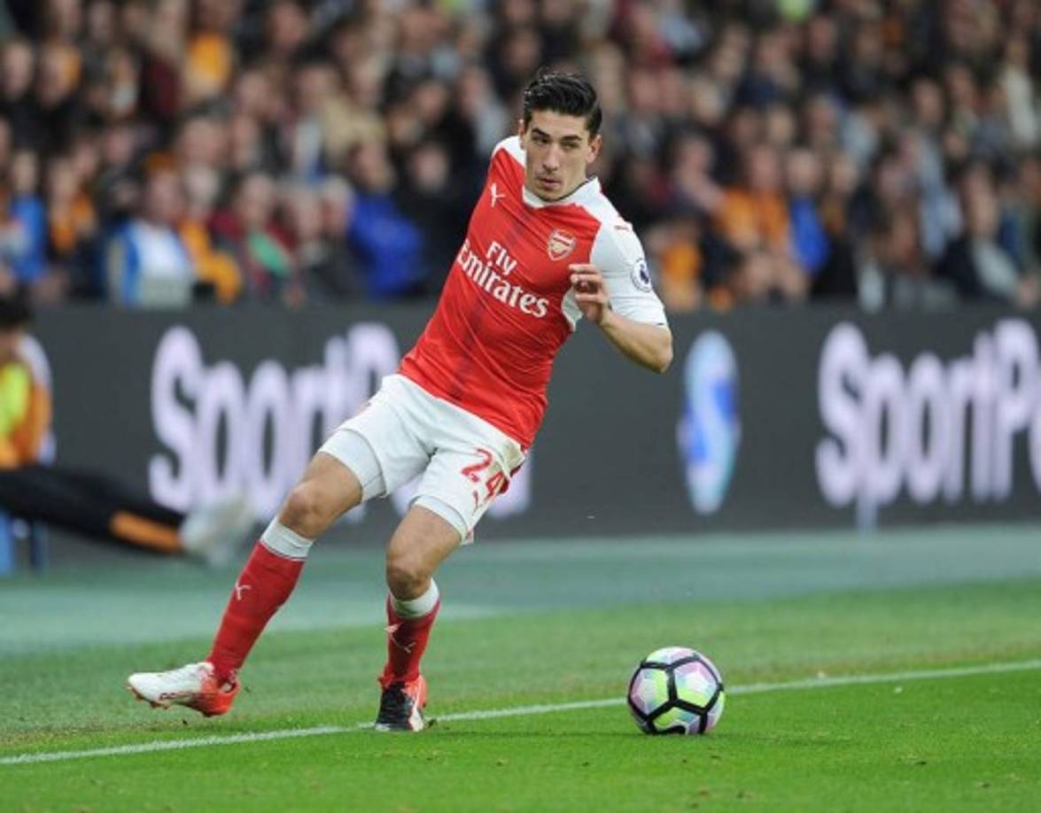 Messi habría pedido el fichaje del lateral español Héctor Bellerín que juega en el Arsenal. El crack argentino ha insistido que la banda derecha es un problema por lo que quiere al defensor .