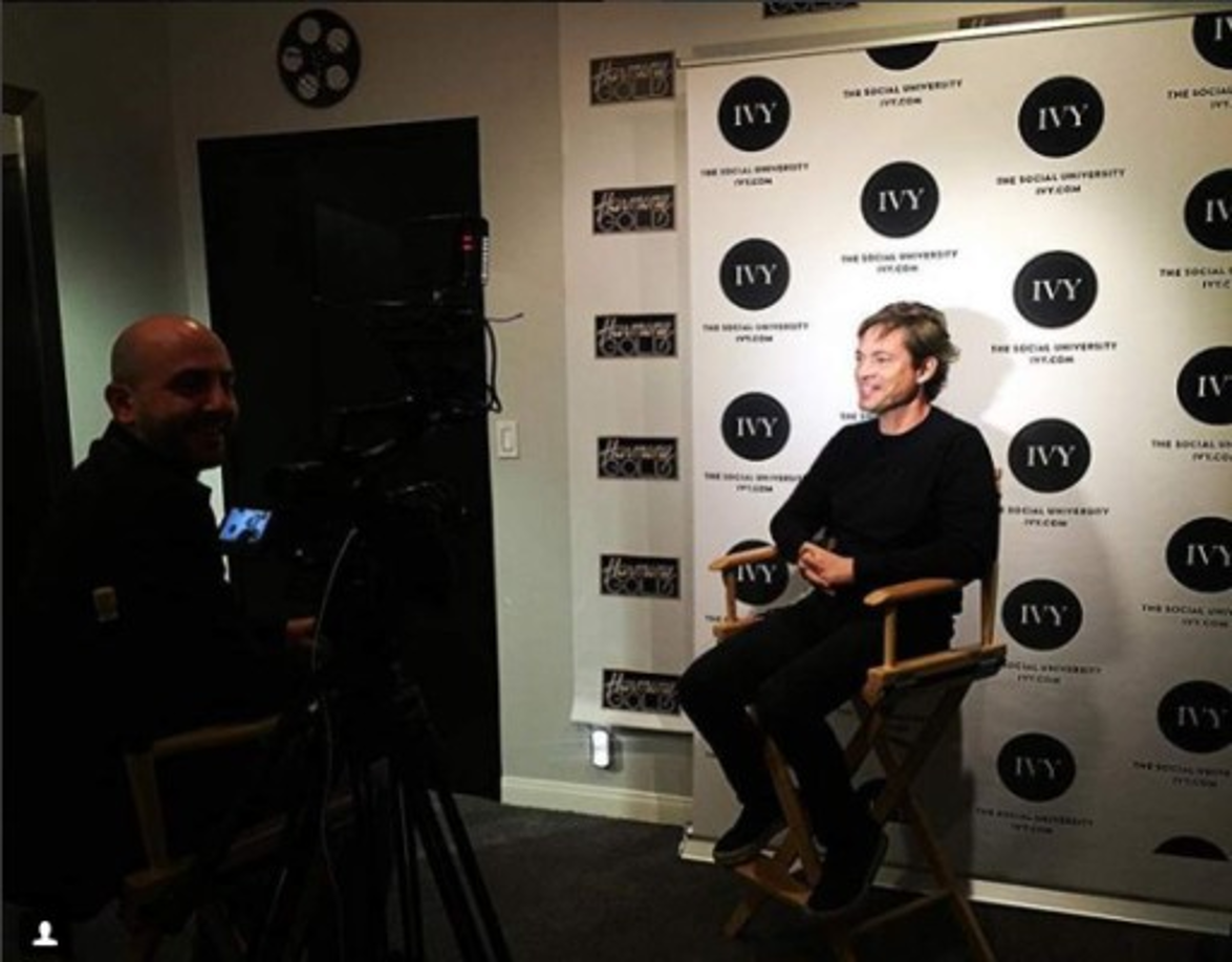 Berggruen no solo es conocido por vivir en un avión, también lo es por su excéntrica vida. Se ha ganado la fama de guardar todas sus pertenencias en una sola bolsa. “Es más simple vivir así. No me encariño con las cosas materiales. Tampoco he crecido con el sentido convencional de hogar. No necesito más que esto”, de acuerdo al entrevistador, el millonario se refiere en la última oración de la entrevista a su celular.