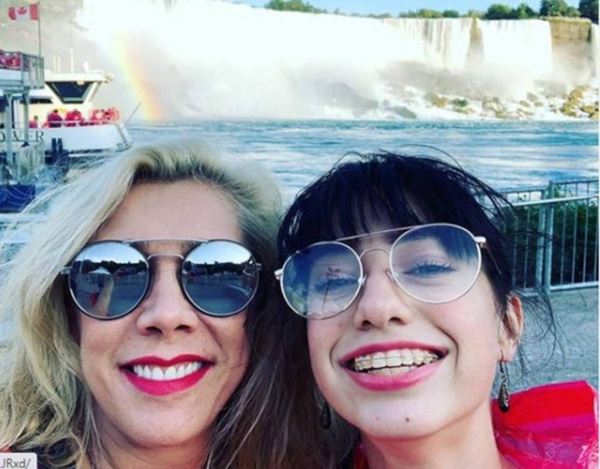 Elisa Klitbo, hija de la actriz mexicana Cynthia Klitbo, arremetió en contra de su famosa madre, a quien llamó “homofóbica, racista y clasista”.