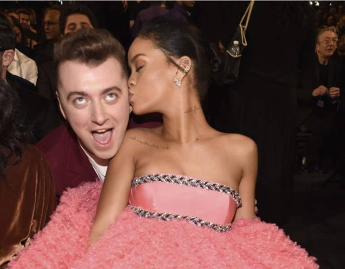 Rihanna besa a Sam Smith.