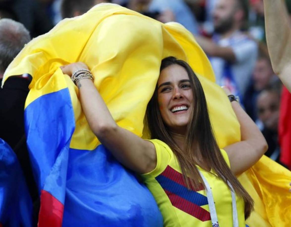 Esta bella colombiana con la bandera de su país.