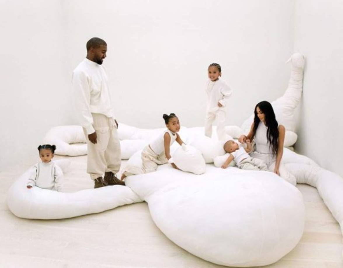 'Pasamos por esta casa increíblemente extravagante mientras paseábamos por el vecindario', dijo Kardashian a AD sobre la propiedad, que, según los informes, compraron por $ 20 millones en 2014. Posteriormente gastaron otros $ 20 millones en renovaciones.