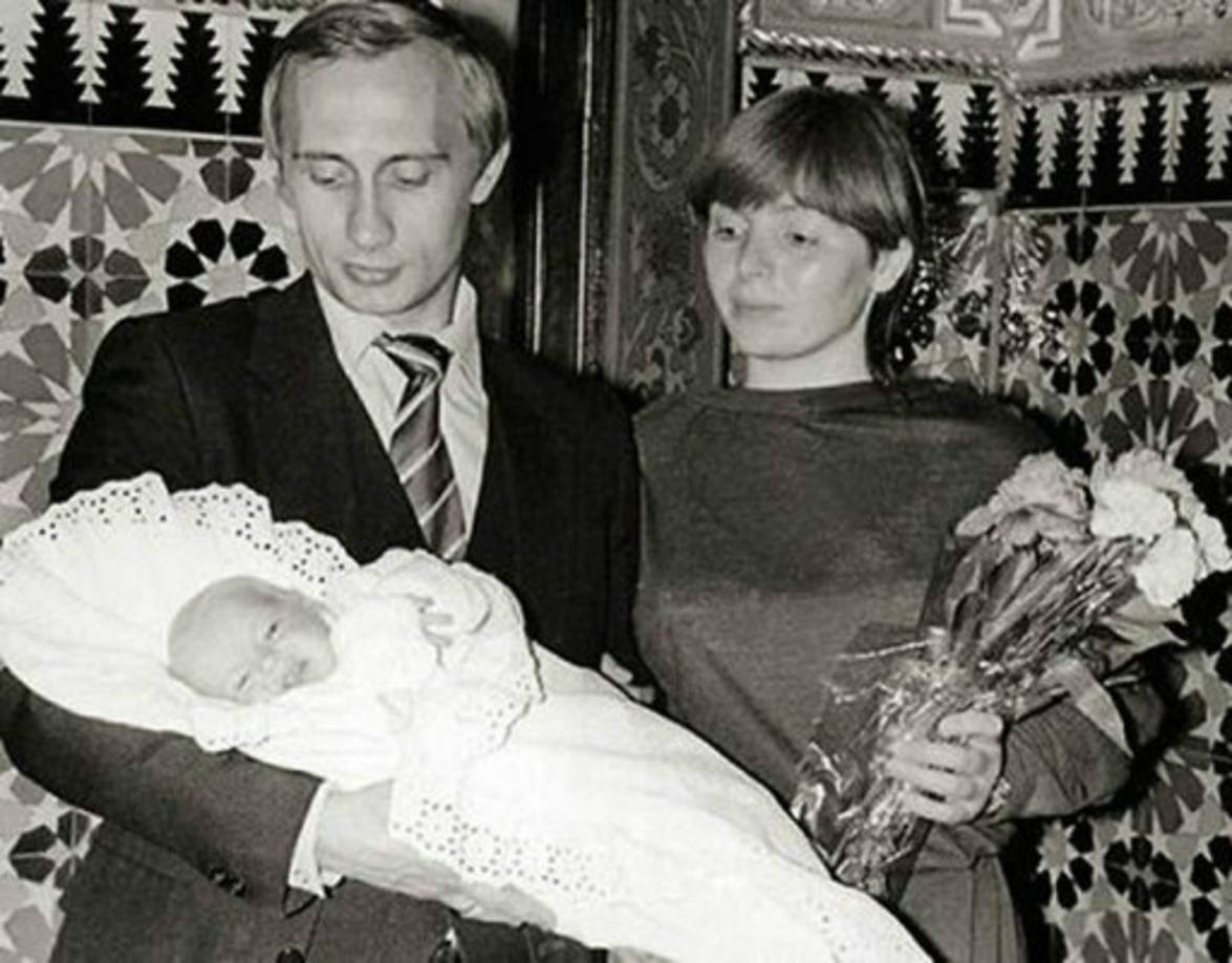 Putin, un ex oficial de inteligencia de la KGB, es famoso por su vida privada y ha luchado por mantener a sus dos hijas, María y Katerina, lejos del ojo público.<br/><br/>