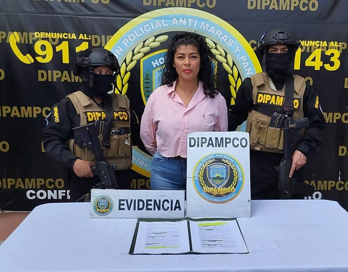 La detenida fue puesta bajo custodia policial y enfrentará los cargos de extorsión y asociación para delinquir en un proceso legal que se llevará a cabo conforme a las leyes de Honduras.