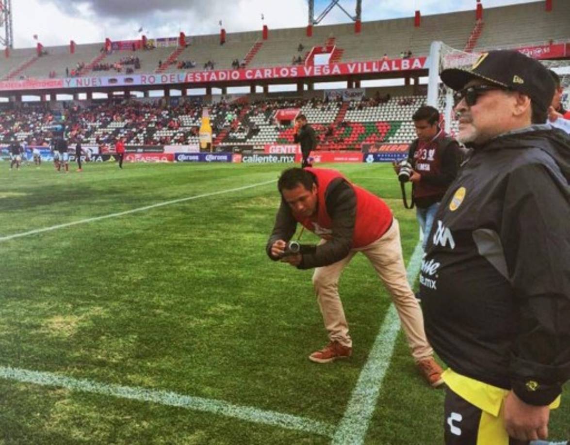 No es la primera vez que Diego Maradona le entrega obsequios a sus jugadores. En su momento en el Fujairah FC de Emiratos Árabes Unidos también lo hacía.