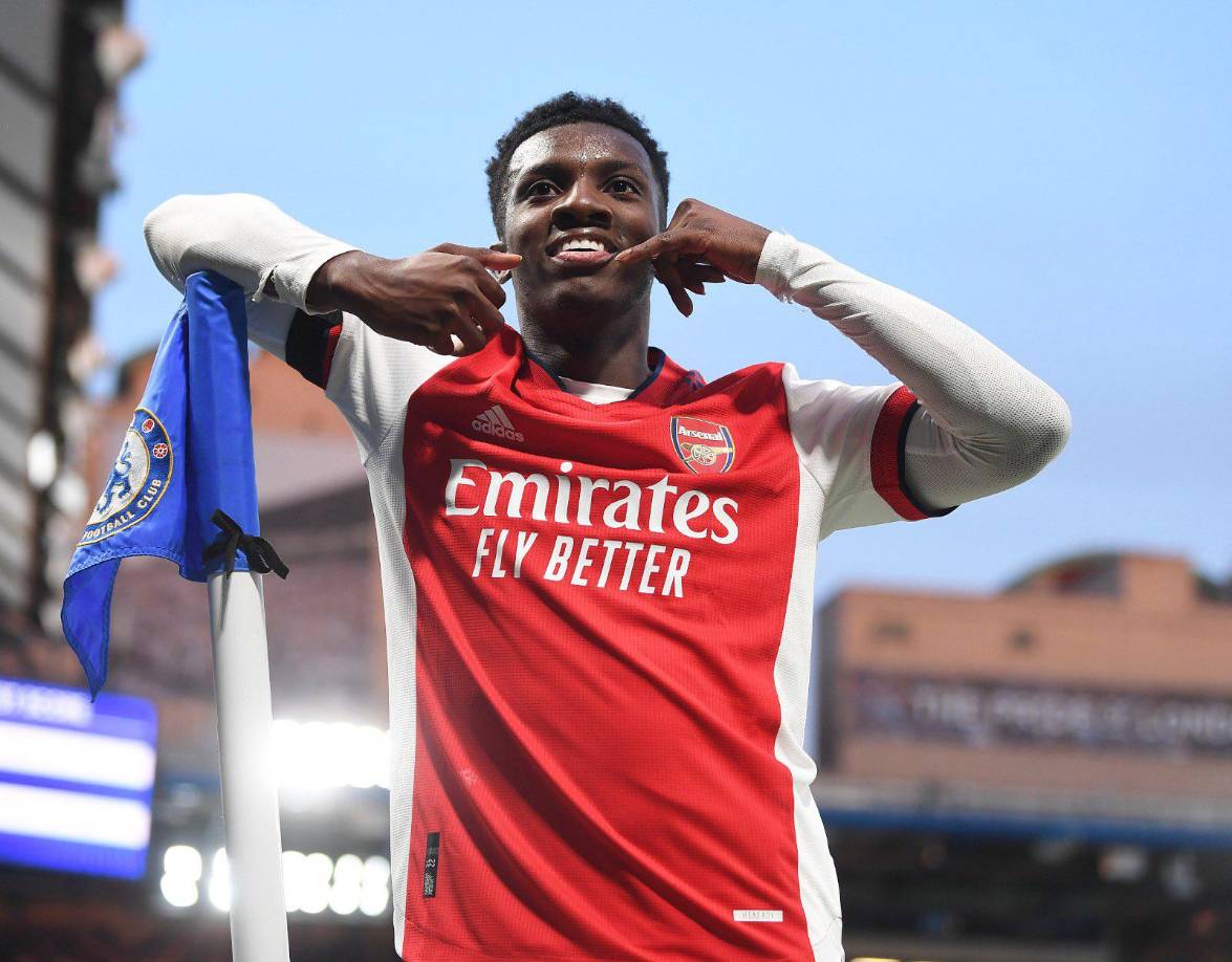 El Arsenal logró la renovación de Eddie Nketiah. Después de recibir ofertas de otros equipos en la Premier League y la Bundesliga, el delantero eligió renovar con los Gunners hasta 2027.