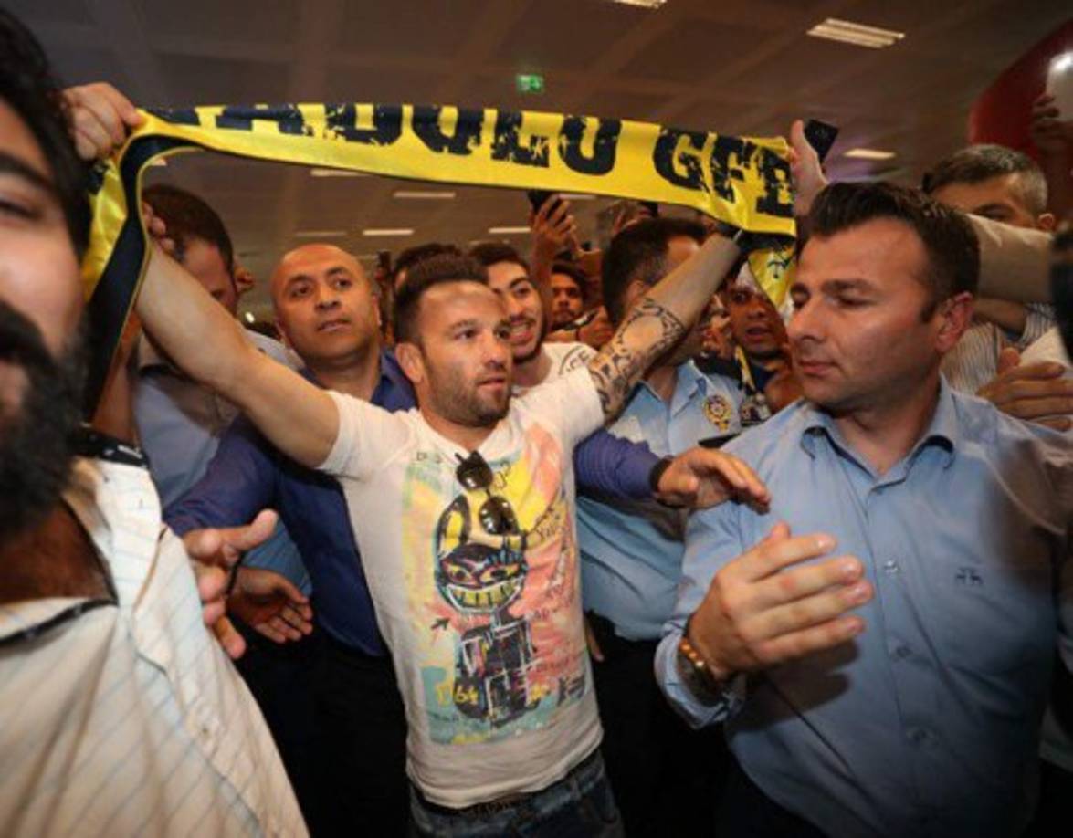 El #Fenerbahce anuncia un principio de acuerdo con el #Lyon para el traspaso del atacante francés Mathieu Valbuena .