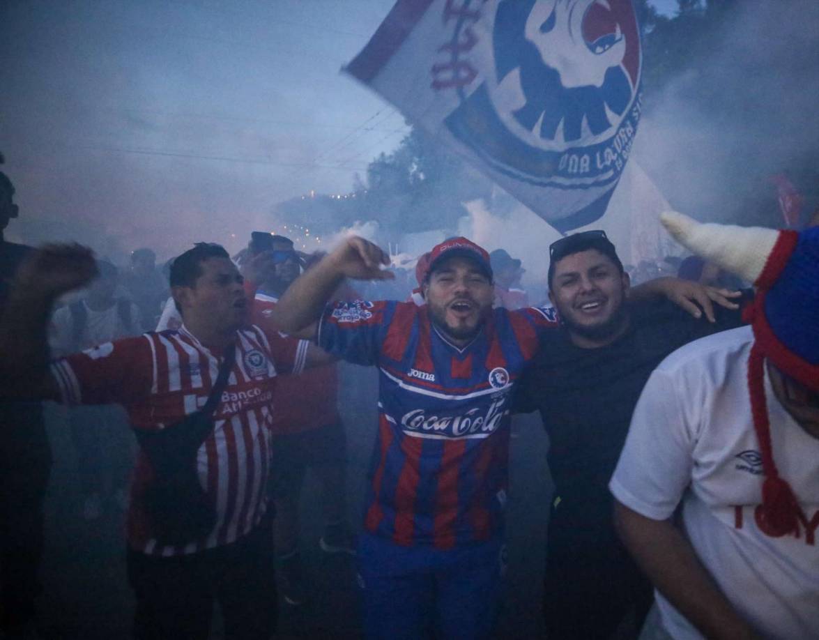 Los aficionados olimpistas que estaban haciendo fila para ingresar se unieron a los cánticos de apoyo para el Viejo León.