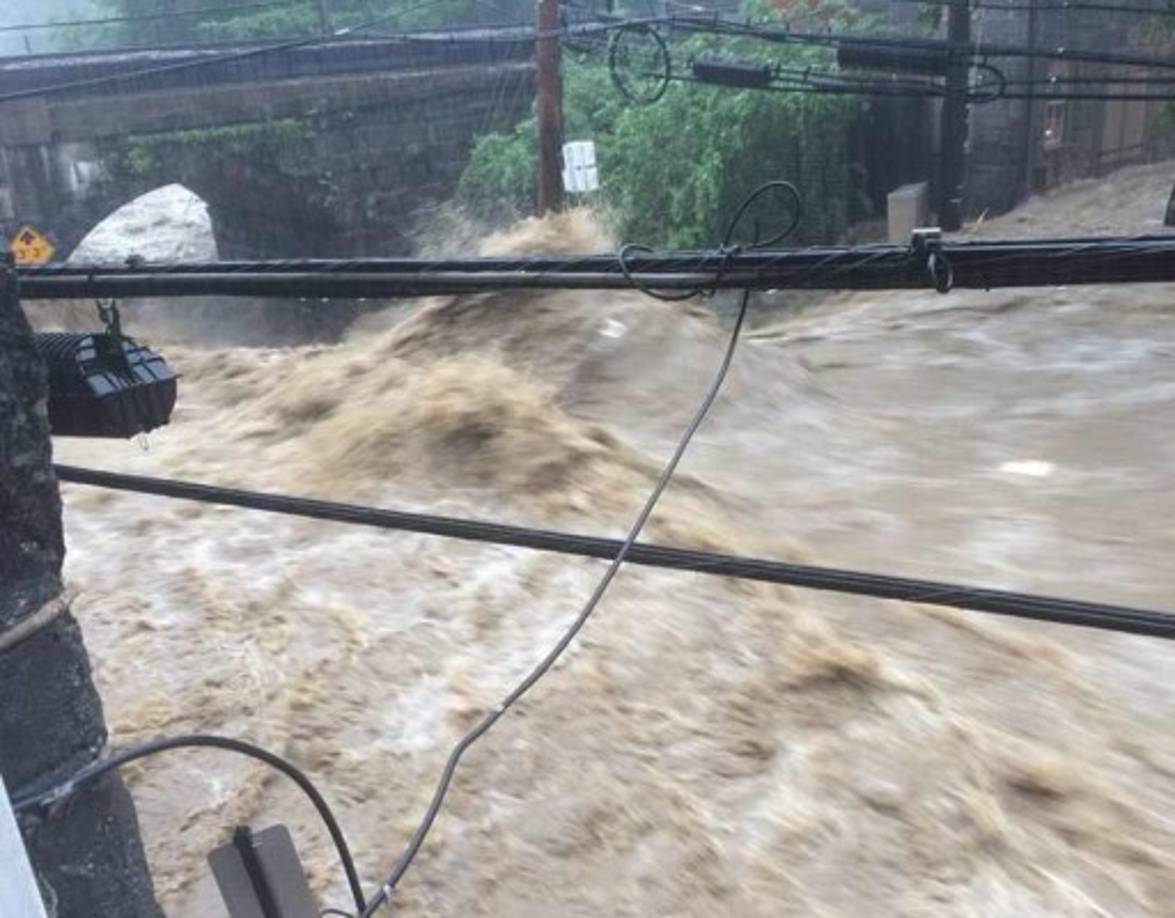 Usuarios compartieron imágenes que muestran las carreteras completamente anegadas por las fuertes corrientes que arrastraron gran cantidad de autos y arrasaron varios negocios.