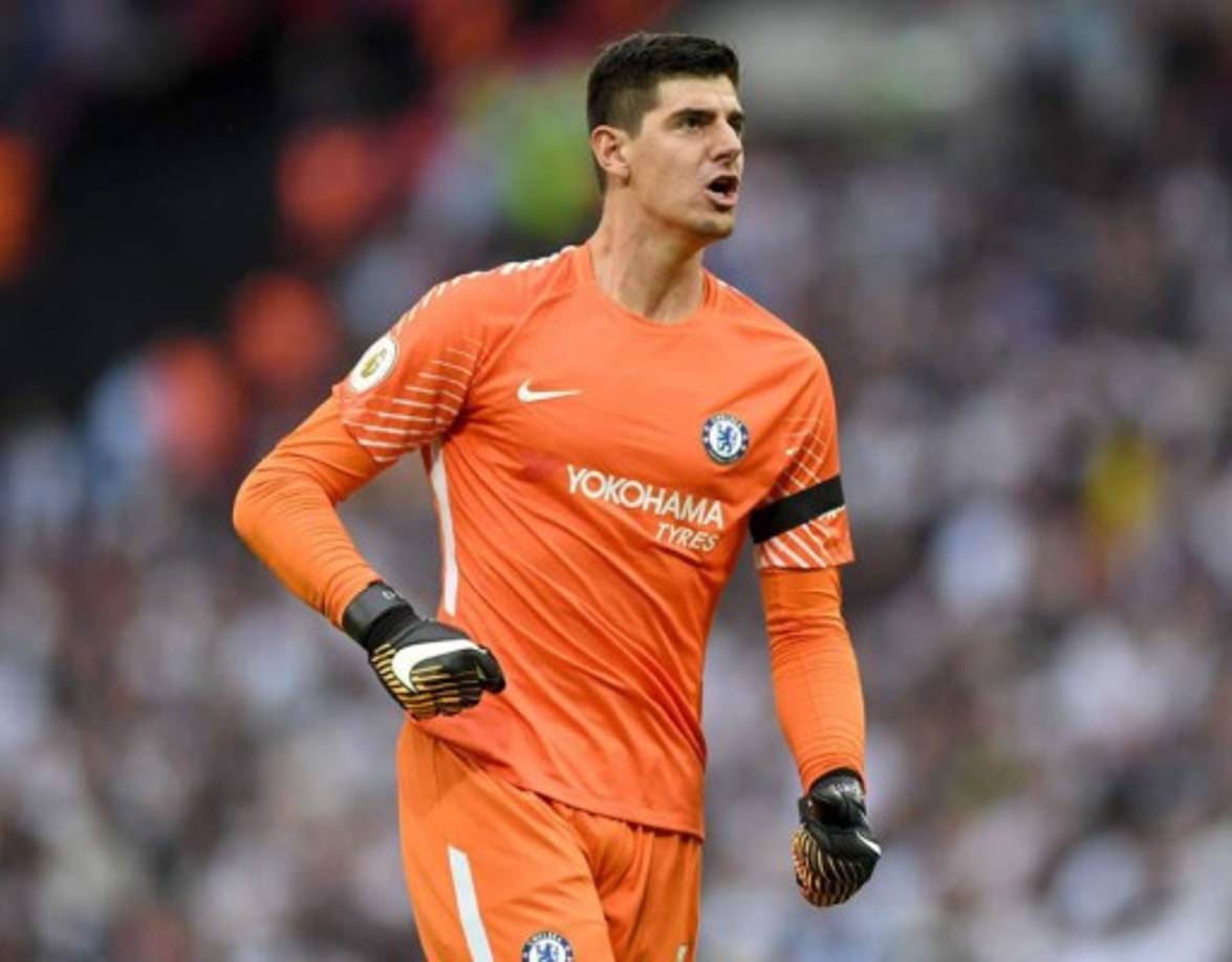 Courtois: El portero belga del Chelsea interesa a varios clubes y su propio entrenador Antonio Conte ha señalado estar preocupado.