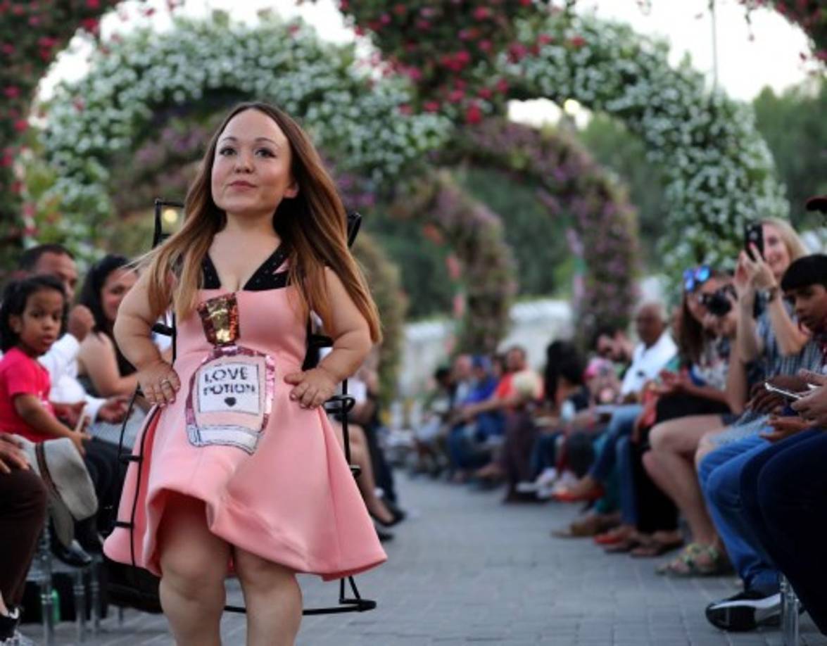 Una modelo camina por la pasarela con diseños de Marchesa. Foto: AFP
