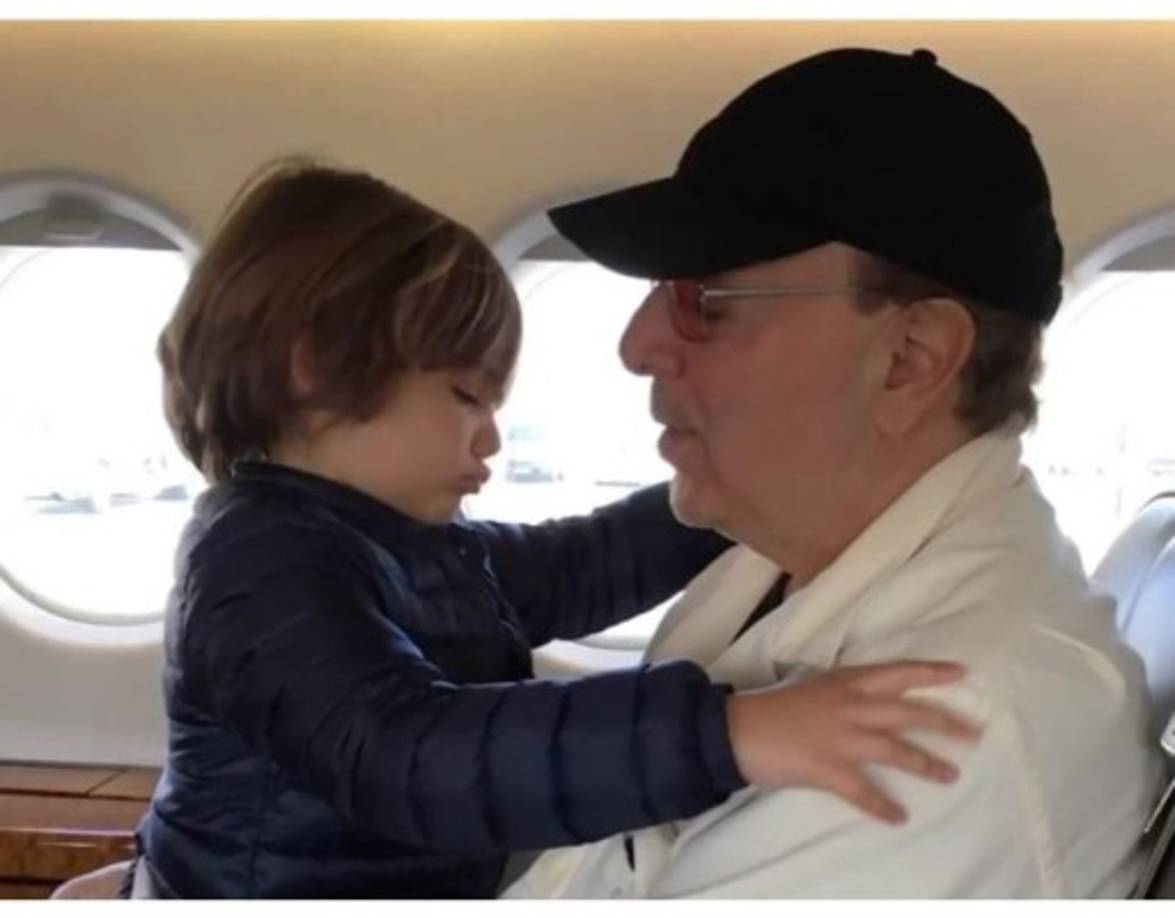 Tommy Mottola fue apapachado por Thalía, madre de sus dos hijos '¡Te amamos tanto! ¡Feliz día del padre al mejor de todos!' escribió la cantate en su Instagram.