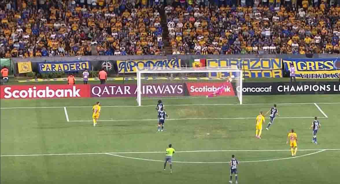 El vuelo de Jonathan Rougier tras el cabezazo del Diente López.