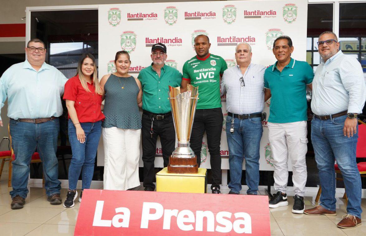 De izquierda a derecha: Nelson García, Gissell Caballero, Isabel Sabillón, Héctor Bendeck, Juan Luis Anangonó, Constantino Marinakis, Rolin Peña y Alejandro Carías en la presentación de la Copa LA PRENSA.