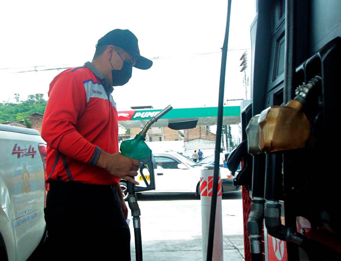 Gasolinas se cotizan hoy a L115.87 y L104.71 el galón con nueva rebaja