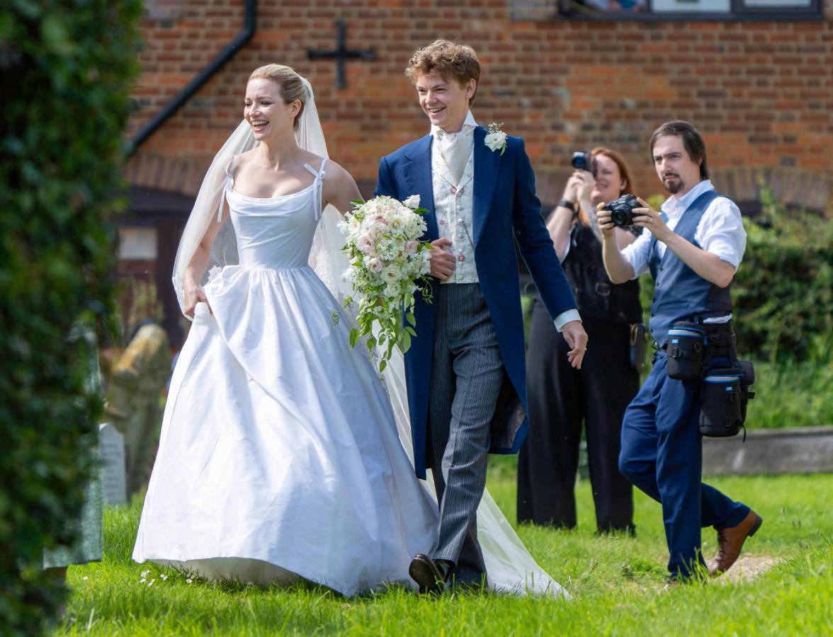 La novia, Talulah Riley, se miraba hermosa con un sencillo blanco, mientras que Thomas Brodie-Sangster lució también muy elegante.