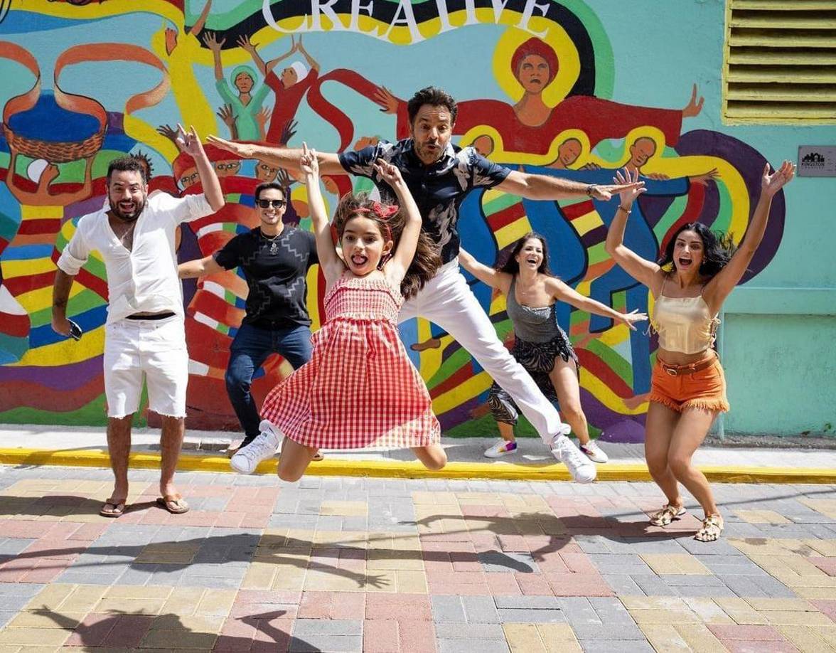 El reality show “De viaje con los Derbez”, se encuentra disponible en Prime Video. Y es protagonizado por Eugenio Derbez, su esposa, Alessandra Rosaldo, y sus cuatro hijos: Aitana, Aislinn, Vadhir y José Eduardo. El programa se estrenó hace unos años sorprendiendo a sus millones de seguidores. 