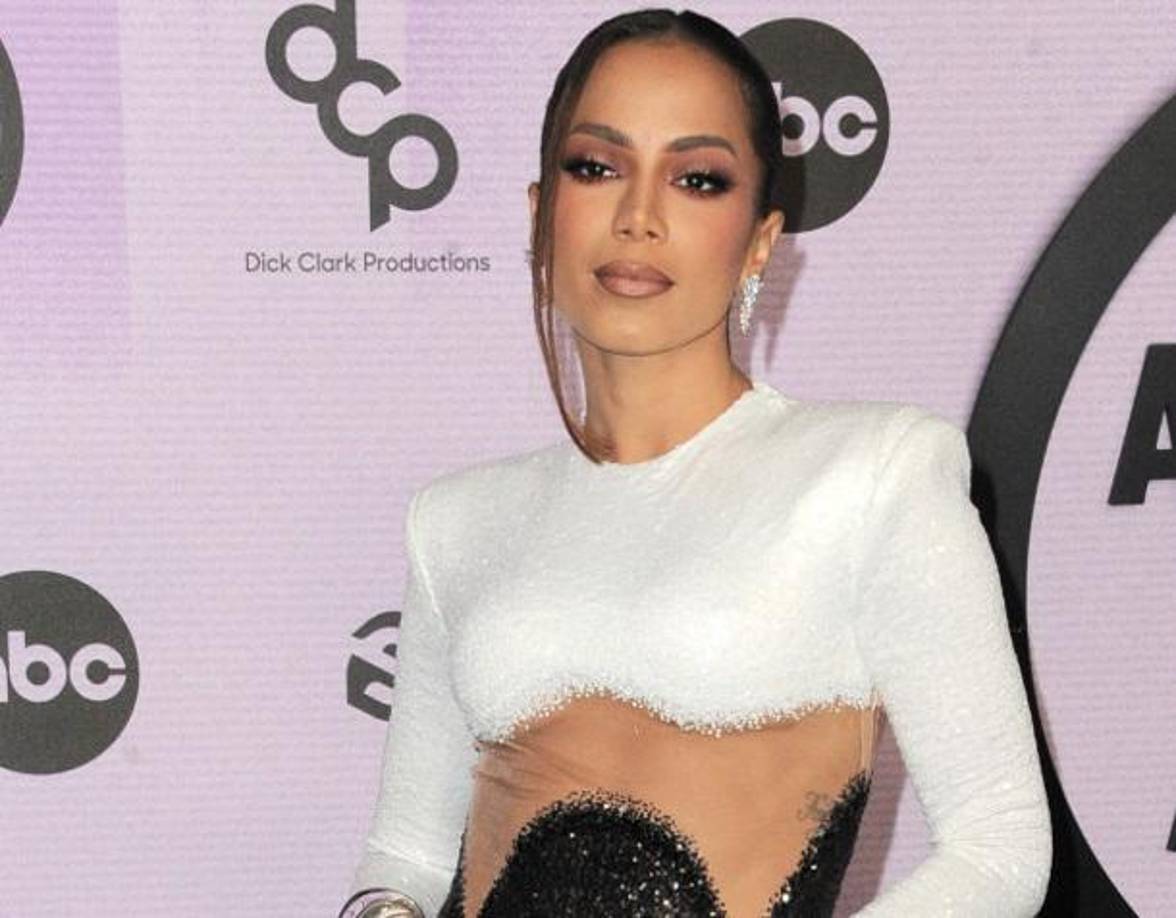 En abril, Anitta lanzó “Funk Generation”, un álbum que le da protagonismo al funk brasileño que ha influenciado la carrera de la estrella trilingüe. El set, que marca su sexto álbum de estudio, le sigue a “Versions of Me” de 2022 y alberga los sencillos previamente lanzados “Funk Rave” y “Joga Pra Lua”.