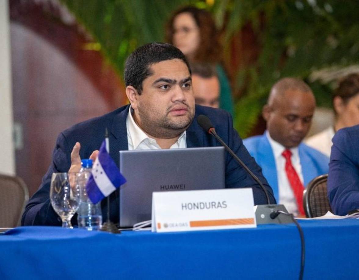 ”En su vida ha organizado nada político”, arremetió Cardona en referencia al precandidato presidencial del Partido Liberal. 