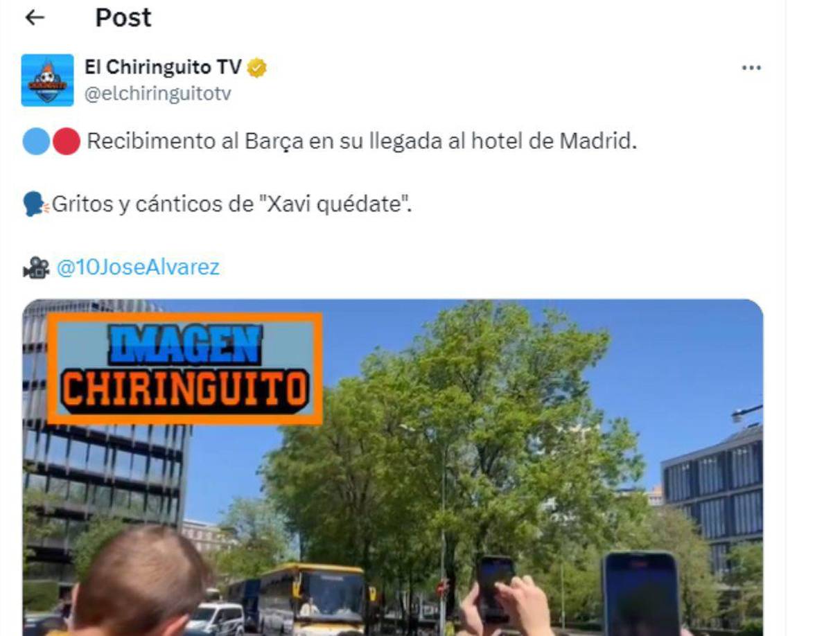 Aficionados esperaron a Xavi y jugadores del Barcelona y le pidieron al DT del cuadro culé que se quede.