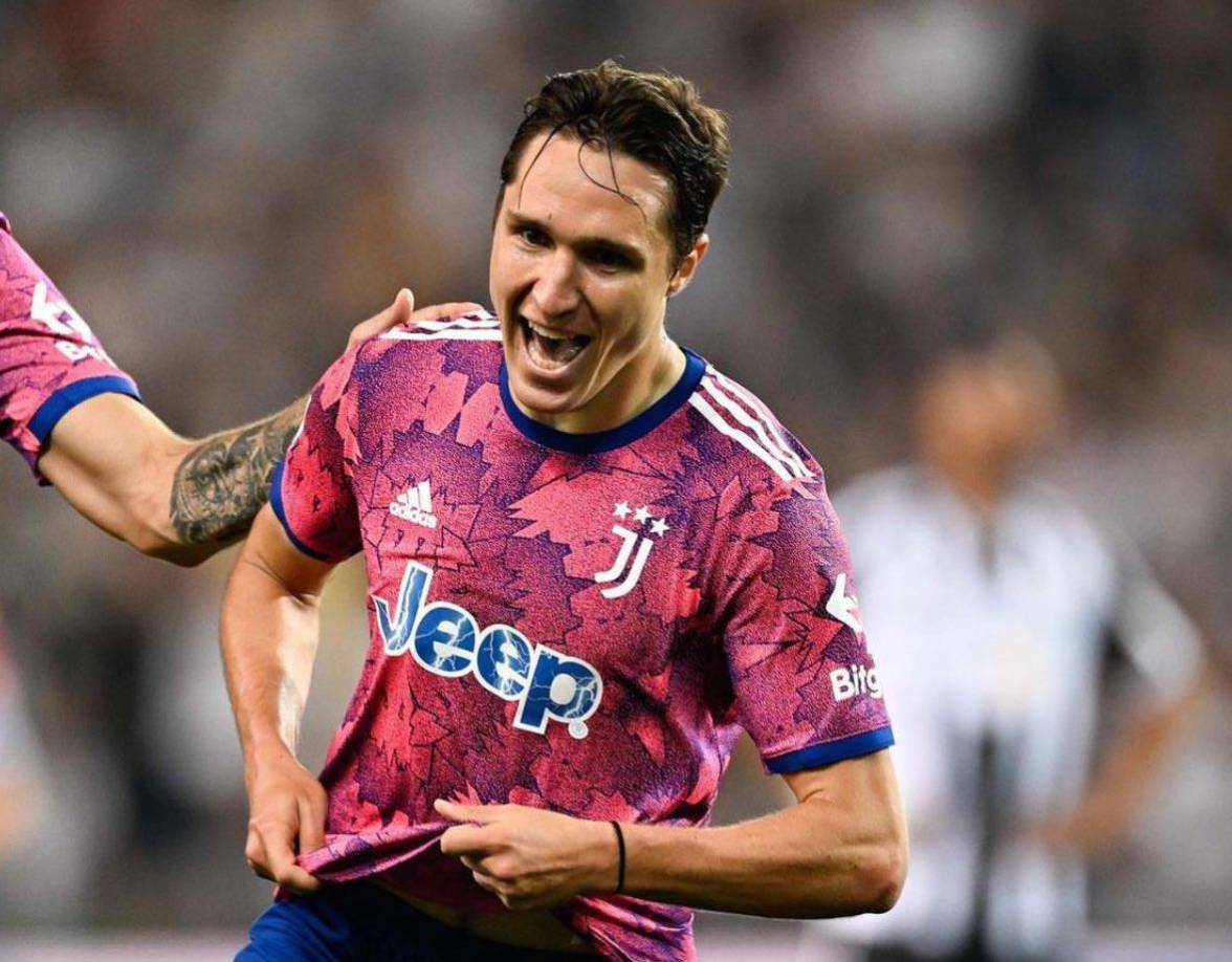 Fabrizio Romano informa que Federico Chiesa fijó su total disponibilidad para unirse al Liverpool después de las conversaciones iniciales. El italiano también era pretendido por el Barcelona.