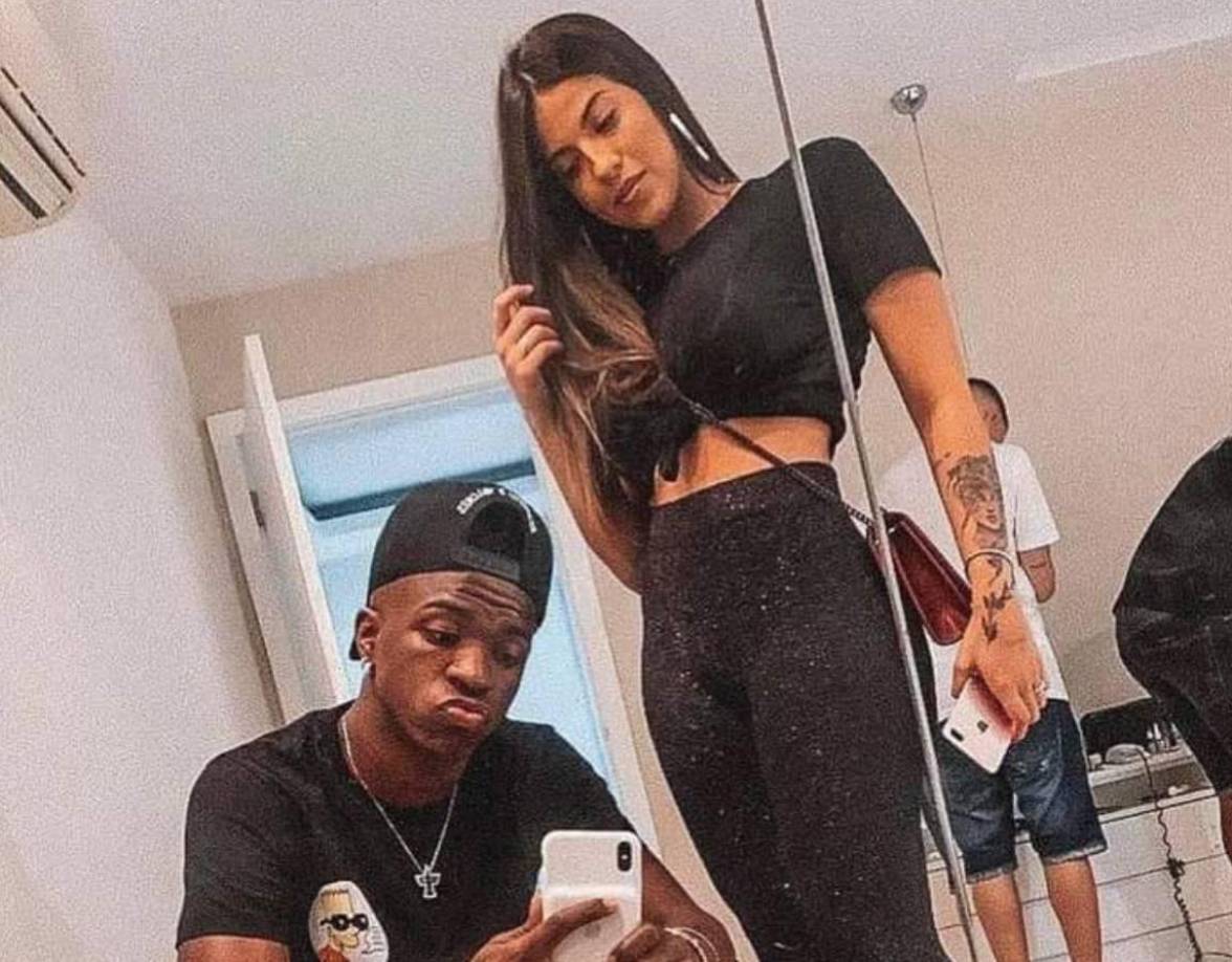 Vinicius compartió esta fotografía junto a su novia. 