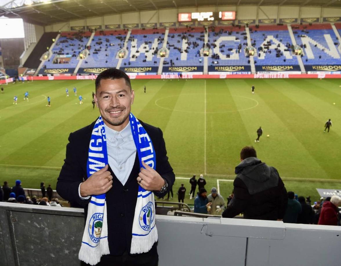 Marathón sigue interesado en el fichaje del centrocampista hondureño Roger Chino Espinoza. El volante ha hecho un viaje de vacaciones a Inglaterra para compartir con los aficionados del Wigan.